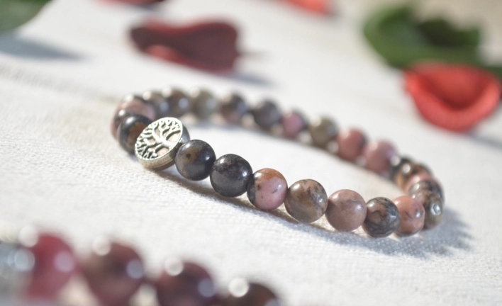 what does rhodonite do