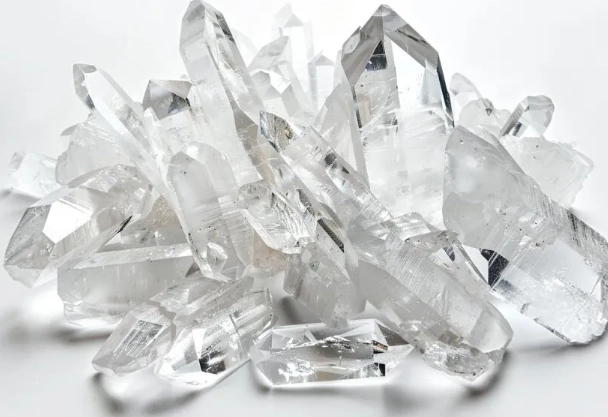 What are the properties of clear quartz?