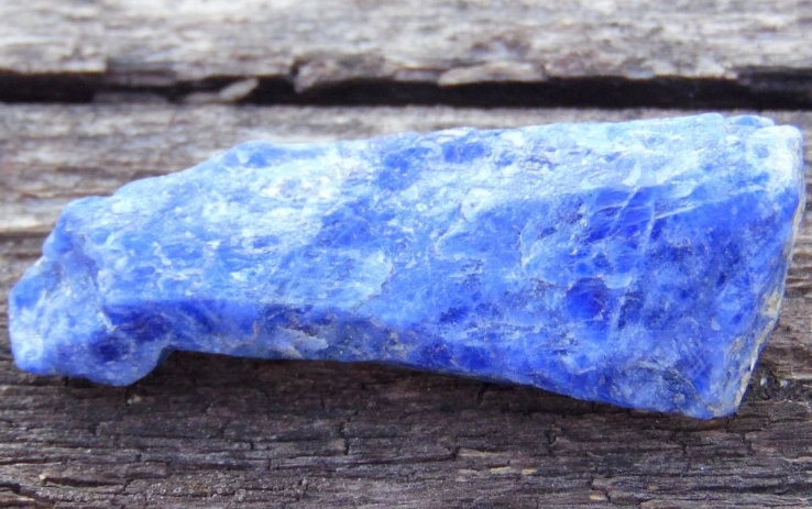 White sodalite crystal healing properties White sodalite crystal healing properties