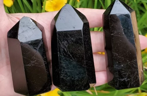 Who should not wear black tourmaline?