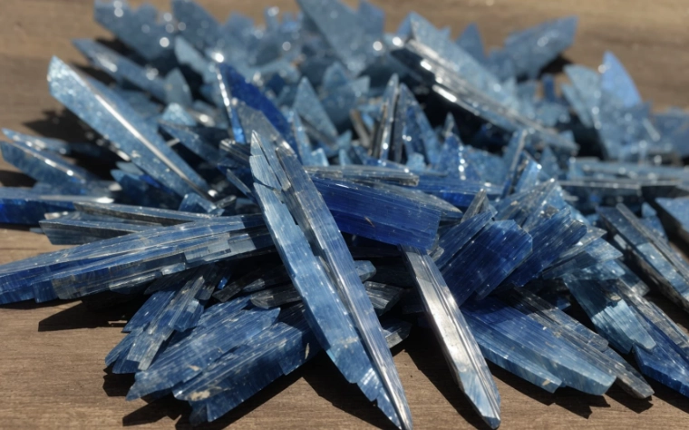 how to identify kyanite