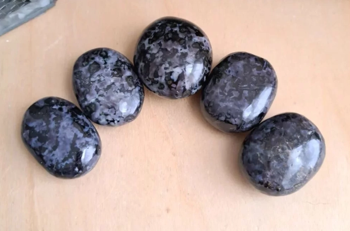 indigo gabbro vs labradorite