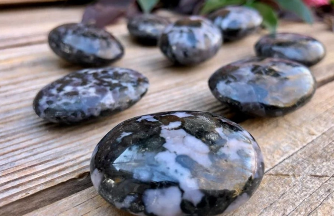 indigo gabbro vs labradorite