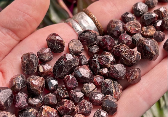 rhodolite vs rhodochrosite