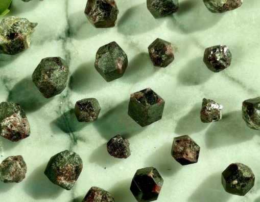 how to identify almandine garnet